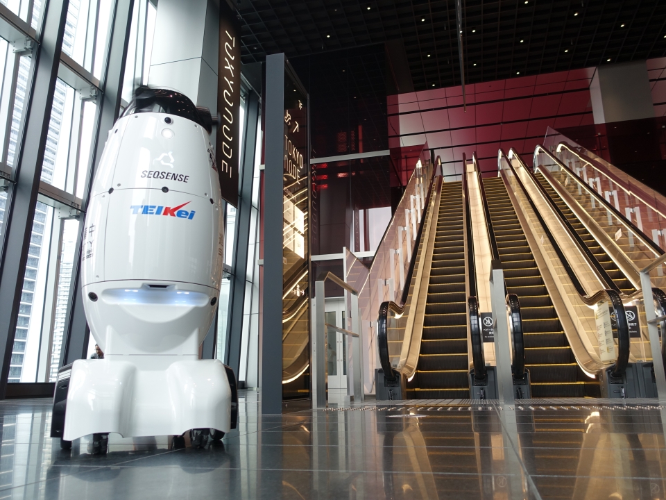 虎ノ門ヒルズ ステーションタワーにて 警備ロボット「SQ-2」本格稼働開始